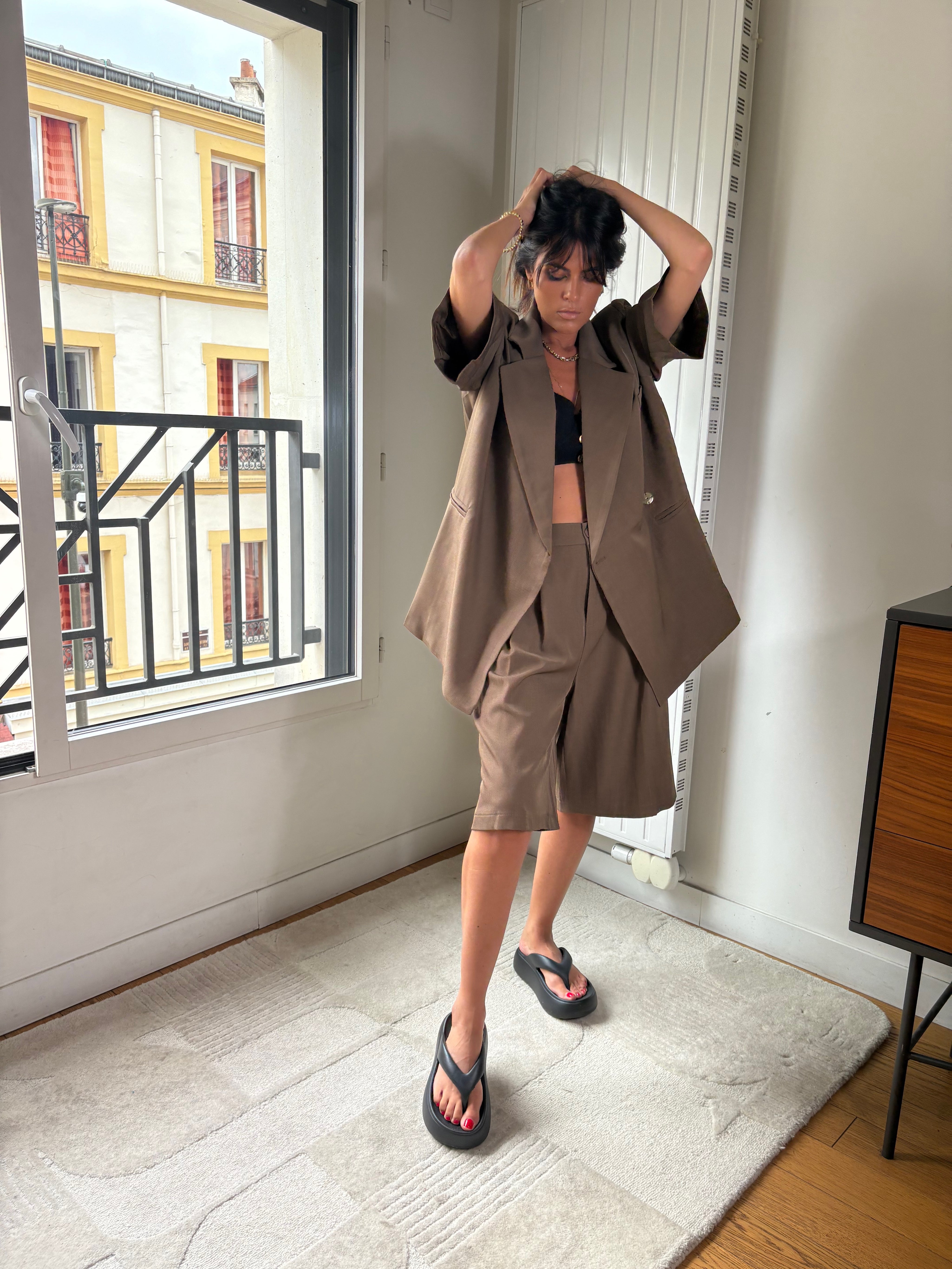 Ensemble, Georgia, taupe